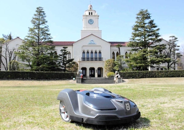 関学大に導入されたロボット芝刈り機