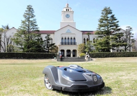 関学大に導入されたロボット芝刈り機