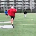 距離を空けて練習するアメフト部員ら