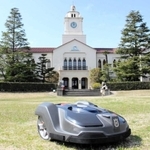 関学大に導入されたロボット芝刈り機