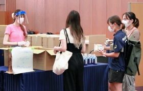 学生に食料などを無償配布した、学生応援プロジェクト『繋がり隊』＝関西学院会館