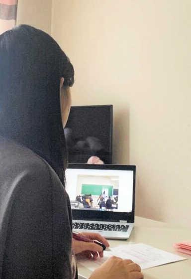 教員免許取得を目指す関西学院大学教育学部の女子学生
