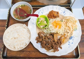 関学大そばにある中華料理店「ハングリーウィッチ」の人気メニュー「焼肉セット」