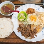 関学大そばにある中華料理店「ハングリーウィッチ」の人気メニュー「焼肉セット」