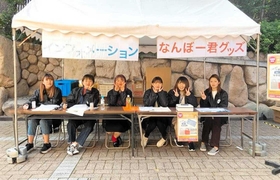 ２０１９年の「摂津祭」で運営に当たる学生たち