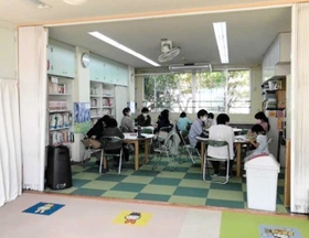 地域の子どもの学習や生活を支援しようと、毎月１回開かれるカフェ＝神戸市東灘区