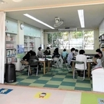地域の子どもの学習や生活を支援しようと、毎月１回開かれるカフェ＝神戸市東灘区