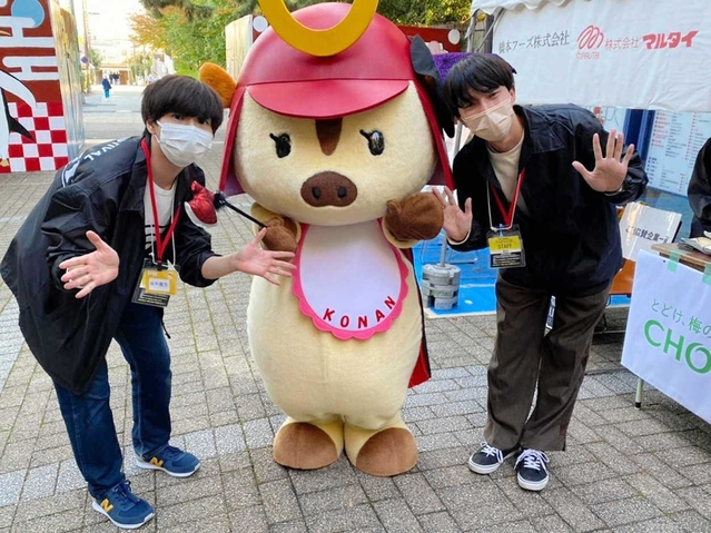 摂津祭の運営に関わった学生と、なんぼーくん