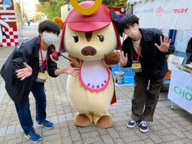 摂津祭の運営に関わった学生と、なんぼーくん