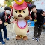 摂津祭の運営に関わった学生と、なんぼーくん