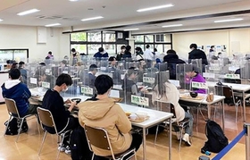 関西学院大の食堂。昼休みが短くなり、急いで食べる必要が出てきた
