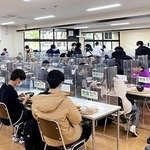 関西学院大の食堂。昼休みが短くなり、急いで食べる必要が出てきた