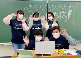 愛垂児童館の小学生とオンラインで交流する、神戸学院大学ボランティア活動支援室の学生たち（提供写真）