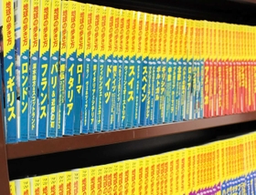 「地球の歩き方」が並ぶ書棚。あれこれ思いを巡らせれば、世界中のどこにだって行ける＝西宮市内