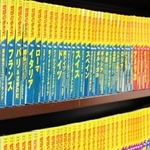 「地球の歩き方」が並ぶ書棚。あれこれ思いを巡らせれば、世界中のどこにだって行ける＝西宮市内