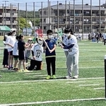 学生からラクロスを教わる子どもたち