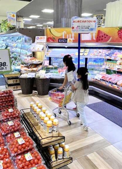 買い物リストを手に、売り場を巡る子どもたち＝神戸市西区