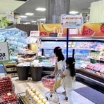 買い物リストを手に、売り場を巡る子どもたち＝神戸市西区