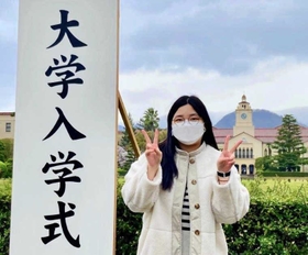 １年遅れで入学式の立て看板と記念撮影した筆者＝３月３１日、関西学院大学上ケ原キャンパス