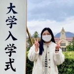 １年遅れで入学式の立て看板と記念撮影した筆者＝３月３１日、関西学院大学上ケ原キャンパス
