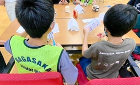 牛乳パックを使い、建物の耐震化の大切さを学ぶ小学生