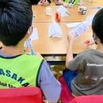 牛乳パックを使い、建物の耐震化の大切さを学ぶ小学生