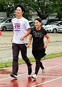 伴走者とともに練習に励む辻岡恵子さん（右）