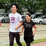 伴走者とともに練習に励む辻岡恵子さん（右）