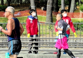 神戸マラソンのランナーを見守る神戸学院大学のボランティアら（提供写真）