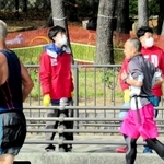 神戸マラソンのランナーを見守る神戸学院大学のボランティアら（提供写真）