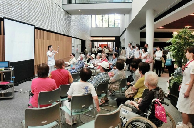「健康に生をまっとうしたい」。スタッフのアドバイスに耳を傾ける患者ら＝北播磨総合医療センター