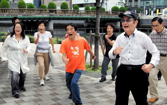 「ジョギング笑い」に取り組む参加者。心地よい汗とともに心身がほぐれる＝大阪市北区中之島１