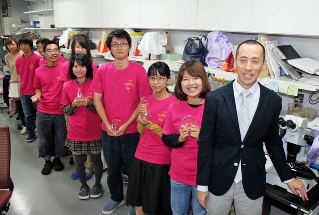 線虫のイラスト入りＴシャツを着る久原研究室のメンバー＝神戸市東灘区岡本の甲南大