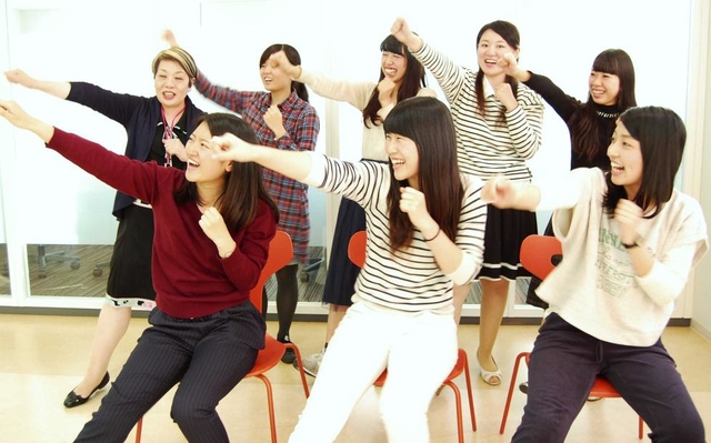 往年のヒット曲「瀬戸の花嫁」に乗せた体操を披露する学生ら。高齢者と楽しんでいる＝西宮市武庫川町、武庫川女子大