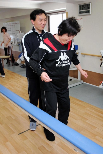 デイサービスの施設で体を動かす利用者。介護予防や認知症予防につながる＝明石市魚住町中尾