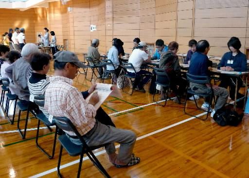 ボランティアの協力を得て、教職員、学生が地域の健康増進に取り組む「まちの保健室」＝昨年１０月、神戸市西区の神戸市看護大学