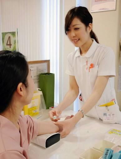 採血する看護師。さまざまな生活習慣病のリスクを調べる＝神戸市須磨区村雨町５、新須磨クリニック 