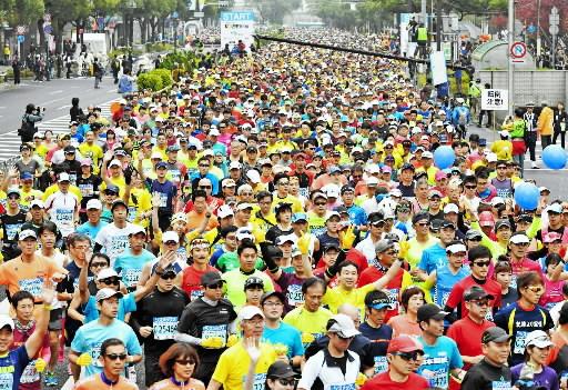約２万人が挑んだ今年の神戸マラソン。完走できる体をつくることで健康長寿も期待できる＝１１月２０日、神戸市内