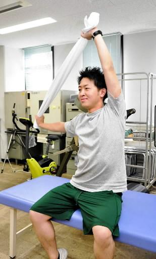 【体幹筋（脊柱起立筋）のトレーニング】両手を上げて左右に動かす。肩甲骨を動かすのがポイント 
