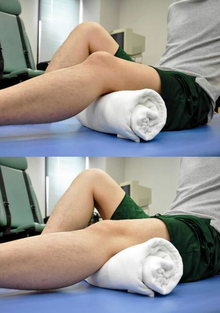 【内側広筋のトレーニング】軽く曲げた膝の下にタオルを入れ（上）、押し込むように膝を伸ばす（下）