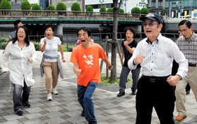 「ジョギング笑い」に取り組む参加者。心地よい汗とともに心身がほぐれる＝大阪市北区中之島１