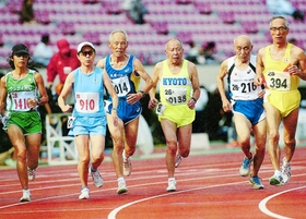 兵庫マスターズ陸上選手権大会で高齢ランナーがトラックを駆ける。左から３人目が山本伝さん＝１０月１２日、ユニバー記念競技場（佐古井守さん提供）