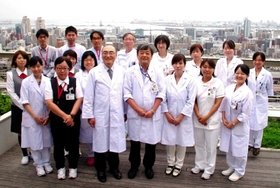 神戸労災病院で骨粗しょう症の治療に取り組むメンバー（鷲見正敏さん提供）