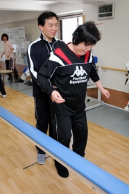 デイサービスの施設で体を動かす利用者。介護予防や認知症予防につながる＝明石市魚住町中尾