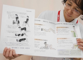 手作りのパンフレットなどで骨盤底筋体操を説明する看護師＝神戸市長田区一番町２、神戸市立医療センター西市民病院
