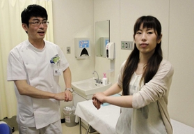 肩と腕を水平に回す頭痛体操。片頭痛を減らす効果があるとされる＝神戸市東灘区向洋町中２、六甲アイランド甲南病院