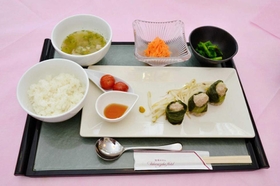 兵庫医科大病院内のレストランで提供されている食事。同病院の管理栄養士が健康食の視点で監修した＝同大提供