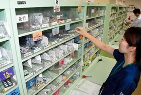 １５００種以上の薬が並ぶ調剤室。「お薬手帳」などによる服用の管理が大切だ＝神戸市立医療センター中央市民病院 