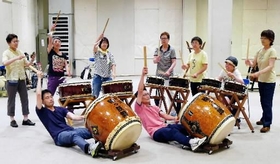 神戸輪っ鼓舞の練習風景。メンバーは体力などに応じた役割を担う＝神戸市中央区波止場町地先、フィッシュダンス音楽練習場