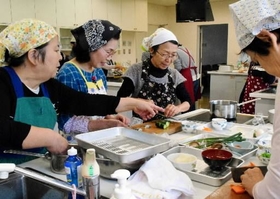金谷滋子さんの料理教室で調理を楽しむ主婦たち＝兵庫県稲美町国安
